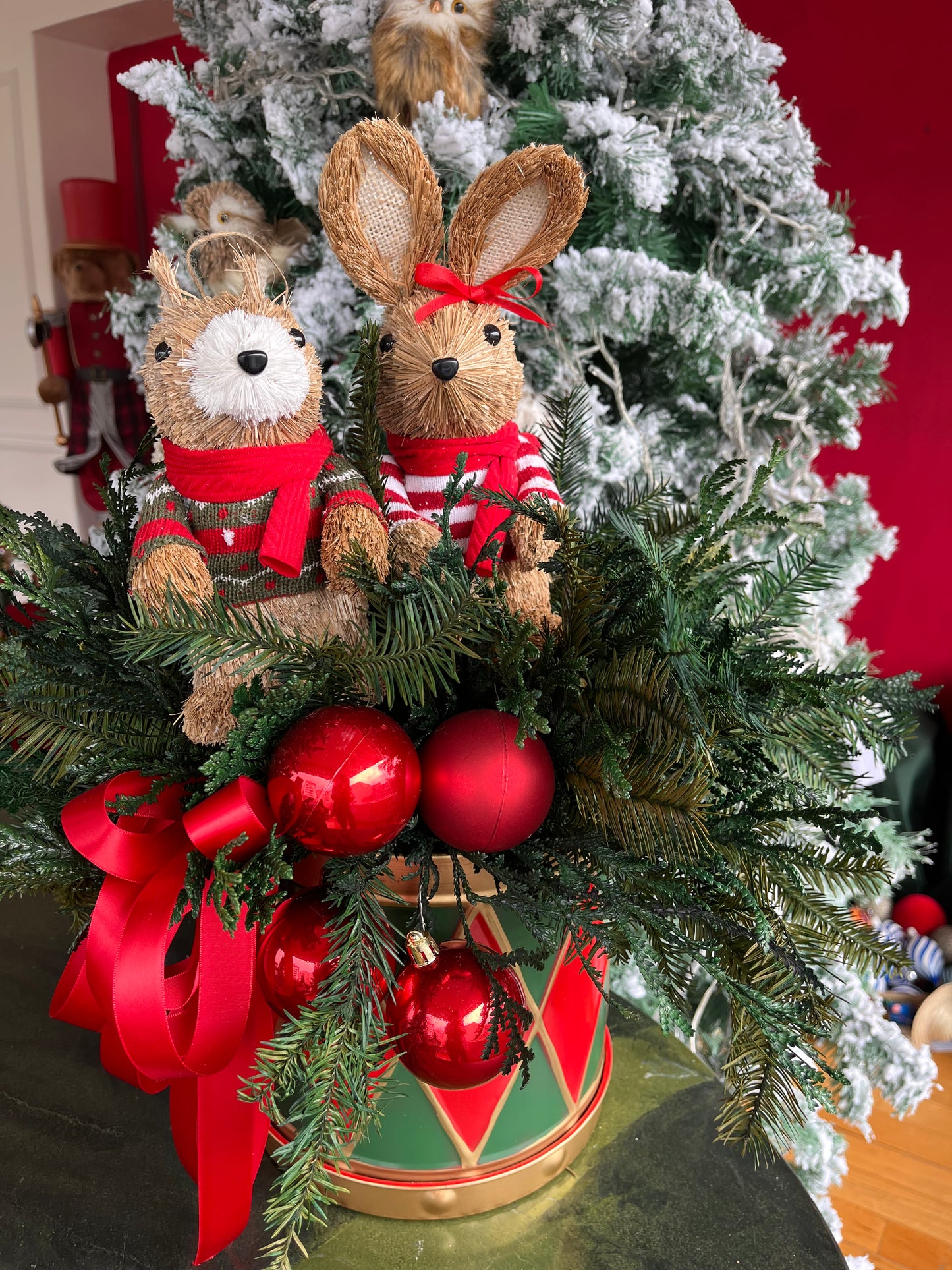 Arreglo de tambor con pino y conejos