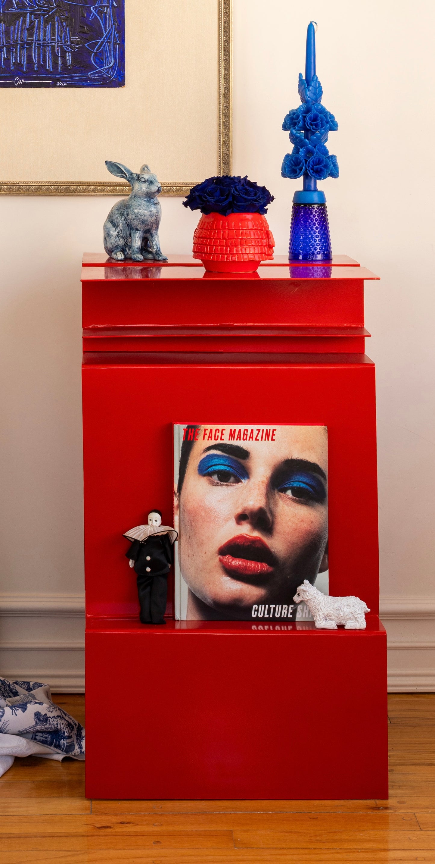 Pedestal rojo de hierro