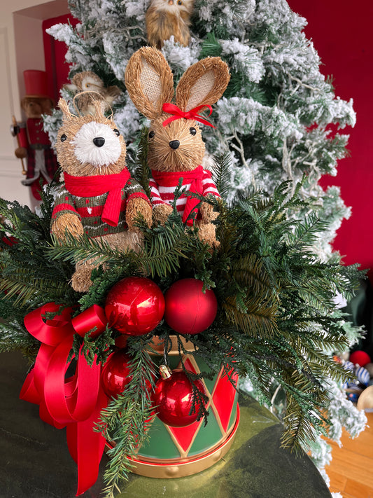 Arreglo de tambor con pino y conejos