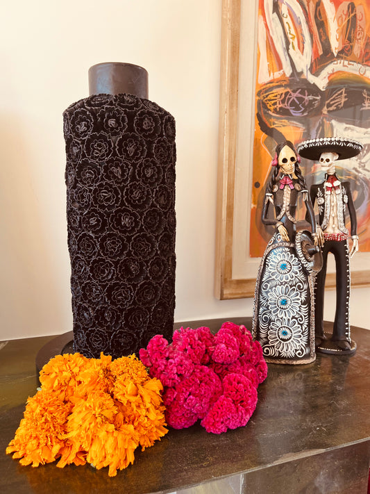 Vela custodiada por flores