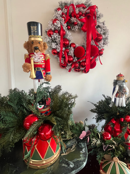 Cascanuece con pino preservado